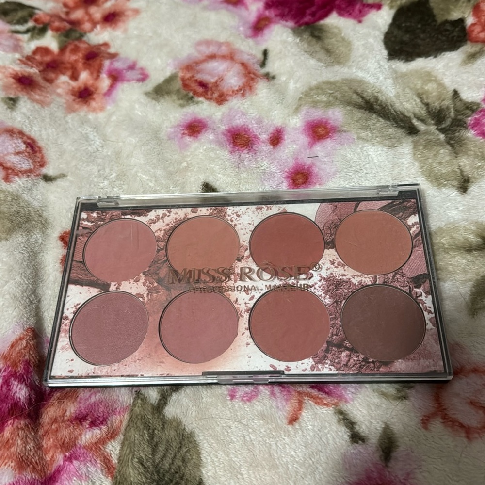 ✨Miss Rose blush palette ✨